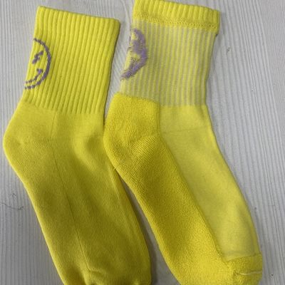 여성용 캐주얼 양말 맞춤 색상 로고 OEM 빗질 목재 반 루프 발목 귀여운 양말