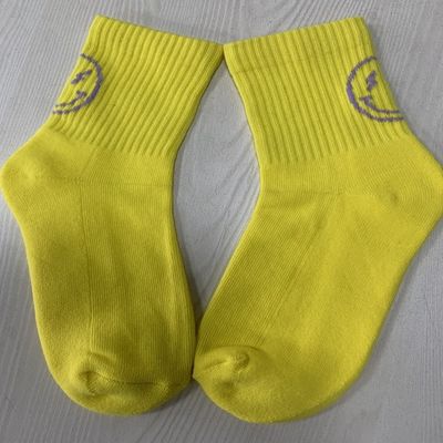 여성용 캐주얼 양말 맞춤 색상 로고 OEM 빗질 목재 반 루프 발목 귀여운 양말