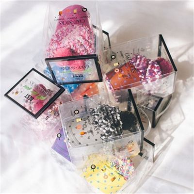 크리에이티브 액세서리 볼 디자인과 DOT 패턴을 가진 겨울 산호 모피 컵 케이크 양말