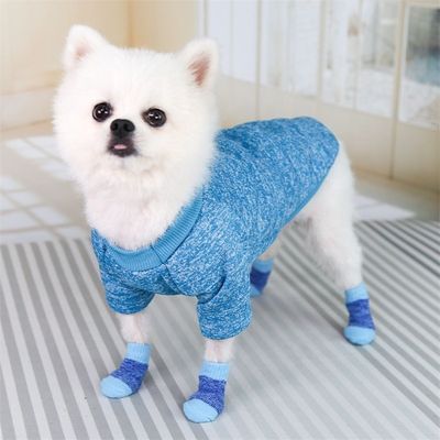 이 분홍색과 파란색 강아지 양말과 함께 패션과 편안함을 유지하십시오. 겨울 시즌 필수품입니다.